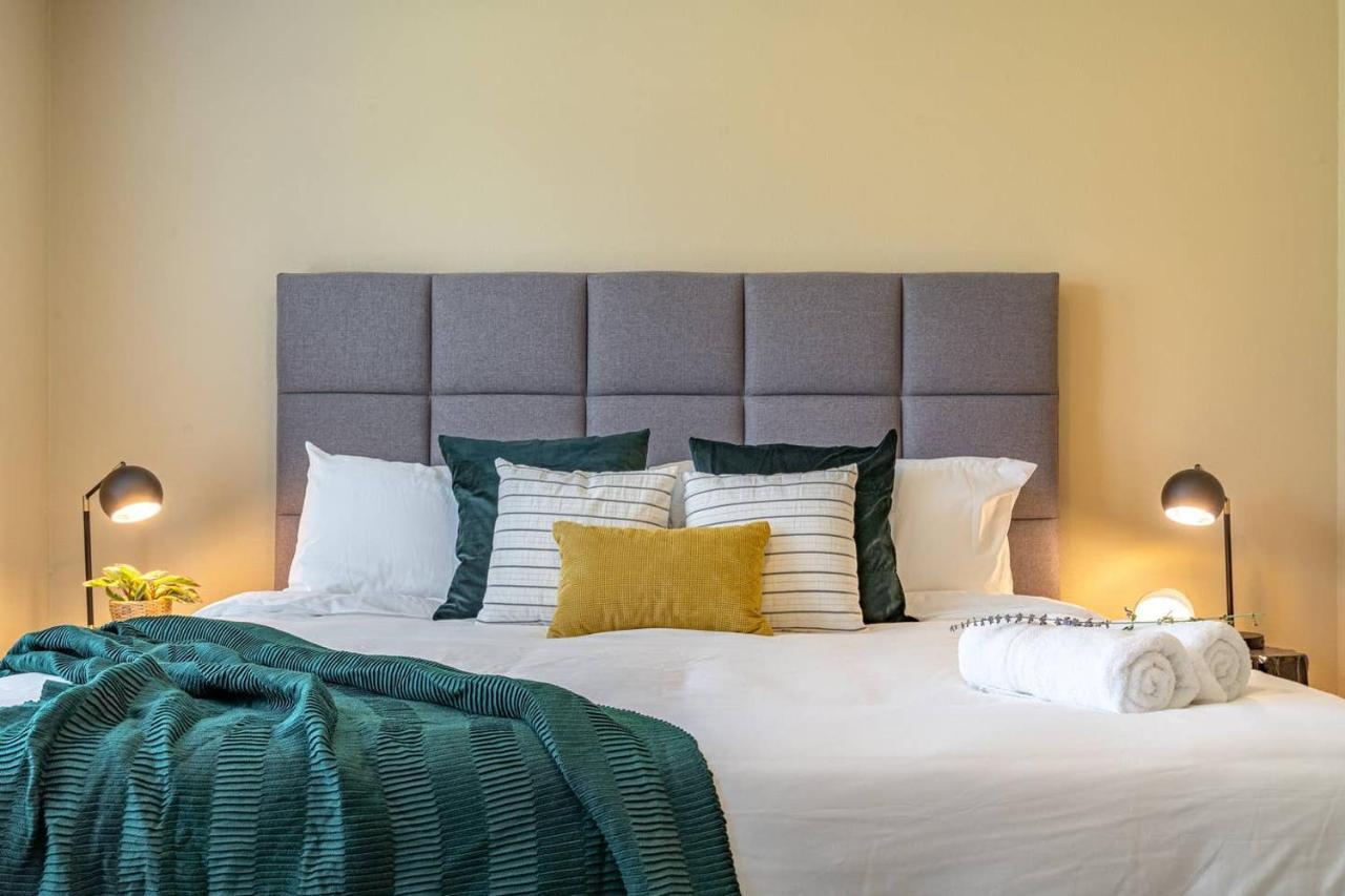 Modern Home, Four Bedrooms, King Beds ไทการ์ด ภายนอก รูปภาพ
