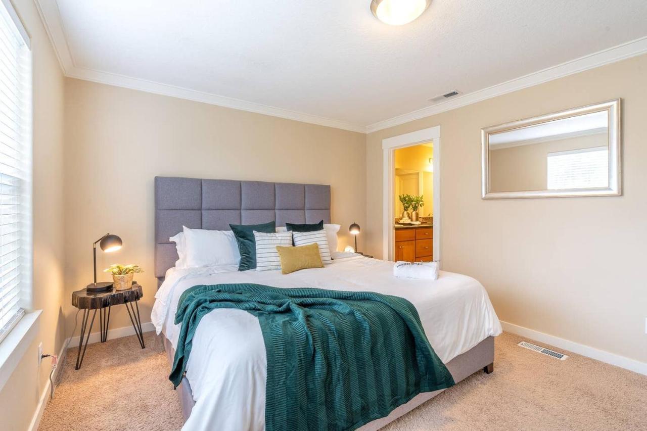 Modern Home, Four Bedrooms, King Beds ไทการ์ด ภายนอก รูปภาพ